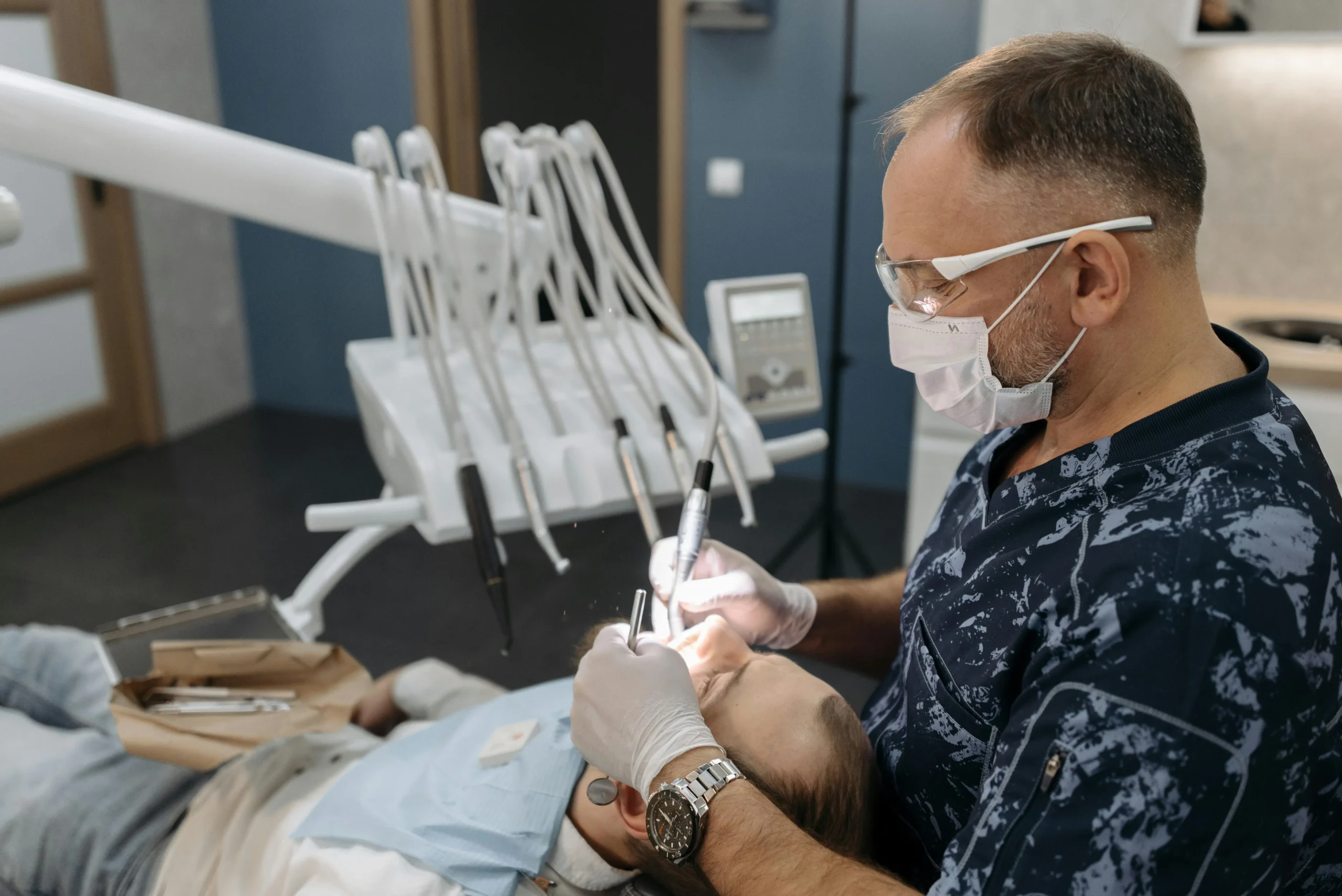 Dentista al lavoro su un paziente