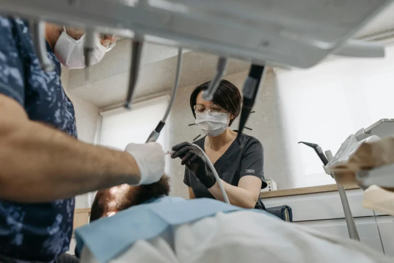 Dentista spiega a tirocinante come diventare dentista