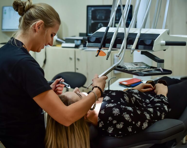 dentista al lavoro con strumentazione